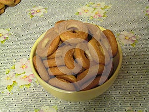 Hard ring- shaped rolls