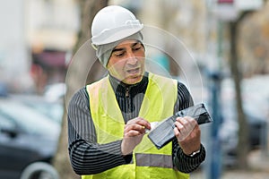Bad surprise: poor construction worker and his empty wallet