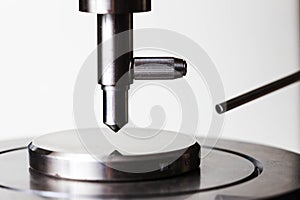 Hardness test with standard block