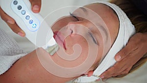 Hardware cosmetological procedure for skin pore cleansing for a young girl