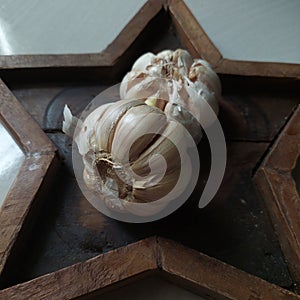 Harmony in Simplicity: Twin Garlic Bulbs on Tray