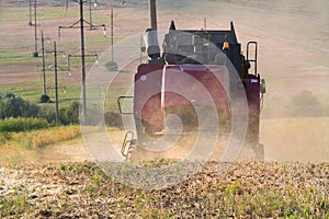 Harvester combine autumn graine wheat farmer worker plantation technology green field