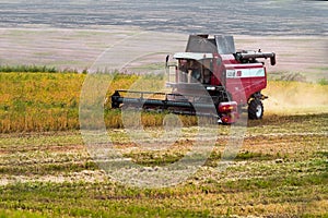 Harvester combine autumn graine wheat farmer worker plantation technology green field