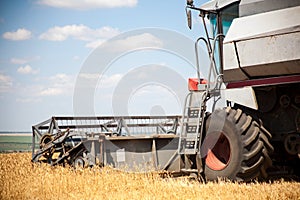 Harvester machine to harvest wheat field working