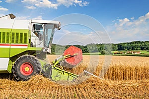 Harvester machine to on the wheat field