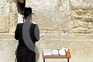 Hasidic jews by wailing wall