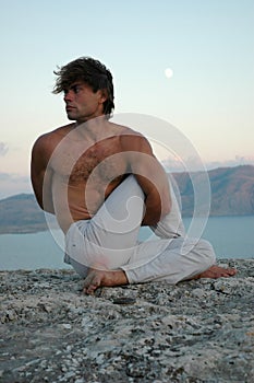 Hatha-yoga: Ardha Matsyendrasana photo
