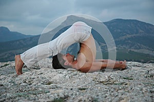 Hatha-yoga: halasana photo