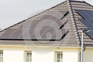 Hausdach mit Solarzellen