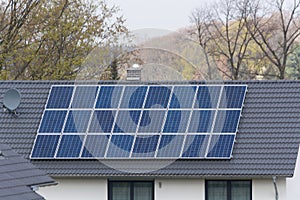 Hausdach mit Solarzellen