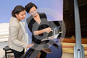 having discussion with compositeur