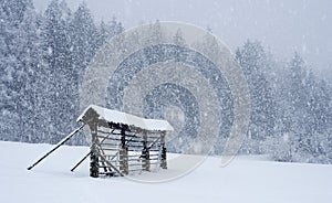 Seno stojan v sníh bouře 