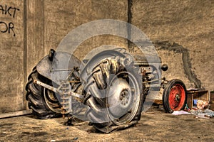 Hdr old tractor