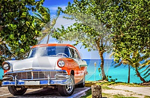Obrázek s vysokým dynamickým rozsahem zaparkované americký bílý oranžový brod starodávný auto v na pláž v 