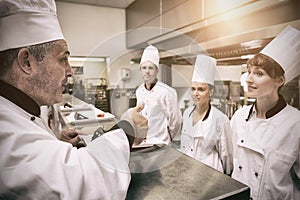 Head chef rating plate of one of his apprentices