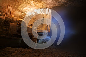 Heading machine with rotating cutter