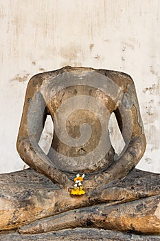 Headless buddha