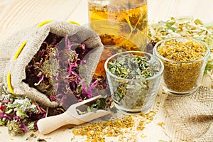 Tratamiento hierbas a saludable té sobre el mesa 