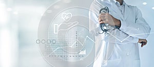 Zdravotná starostlivosť obchod a zdravotné vyšetrenie poistenie lekár stetoskop v ruke a dáta rast graf 