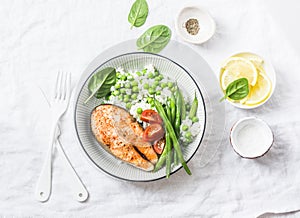 Saludable equilibrado comida almuerzo lámina horneado salmón verduras sobre el la luz 