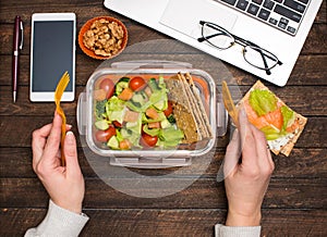 Saludable la tienda almuerzo sobre el lugar de trabajo. ensalada salmón palta a pan papas fritas almuerzo cabina sobre el en negocios escritorio computadora portátil 