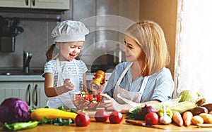 Salutare mangiare. famiglia madre un preparazione vegetariano verdura insalata sul la cucina 