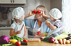 Salutare mangiare. famiglia felice madre un sta preparando 