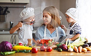 Salutare mangiare. famiglia felice madre un sta preparando verdura insalata 