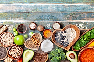 Zdravý jedlo zelenina obilné orechy a. diétne a vyvážený vegetariánsky jesť produkty 