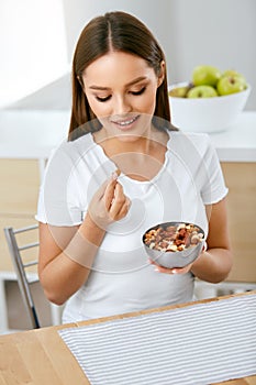 Saludable comida. feliz una mujer comer nueces 