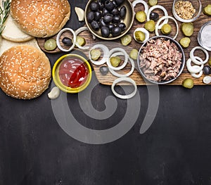 Zdravý potraviny varenie a vegetariánsky tuniak hamburger čalamáda a olivy doska na drevený vidiecky 