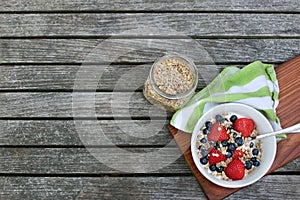 Salutare fresco colazione una ciotola frutti di bosco 