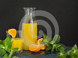 Saludable beber. fresco impreso naranja o Mandarina jugo en vaso una botella Agua gotas fresco verde menta 