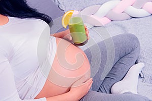 Healthy green juice during pregnancy, matenity.