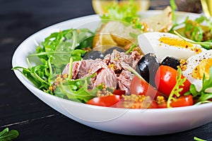 Healthy hearty salad of tuna, green beans, tomatoes, eggs, potatoes, black olives