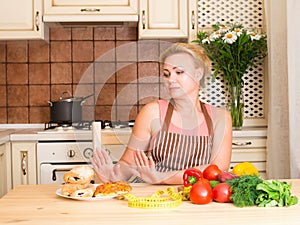 Saludable a basura comida. ama de casa una mujer verduras 