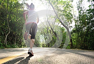 Estilo de vida saludable fitness deportes funcionamiento de la mujer en forst carretera.