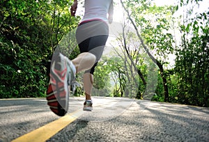 Saludable estilo de vida idoneidad Deportes una mujer correr 