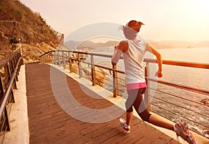 Salutare stile di vita gli sport una donna correre 