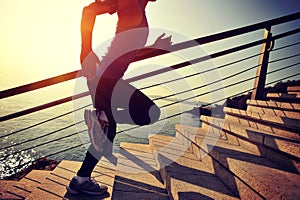 Salutare stile di vita gli sport una donna correre su sul calcolo scala alba 