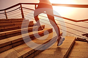 Saludable estilo de vida una mujer piernas correr sobre el piedra escalera 