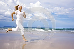 Saludable estilo de vida. una mujer correr más cercano Océano 