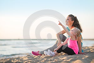 Saludable madre a un nino sobre el Playa 