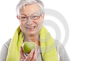 Saludable viejo una mujer verde manzana 