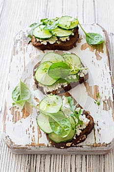 Healthy open sandwichis with fresh vegetabels and soft cheese