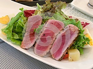 Healthy seared ahi tuna salad