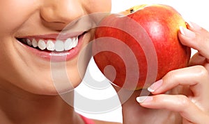 Zdravé zuby a jablko 