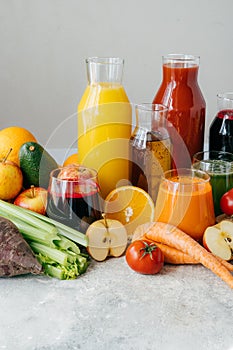 Saludable verdura a jugos o en vaso botellas maduro rebanadas de naranja manzana tomate una zanahoria apio palta 