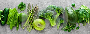 Zdravý vegetariánsky jedlo čerstvý zelený jedlo výber surový brokolica jablko uhorka špenát 
