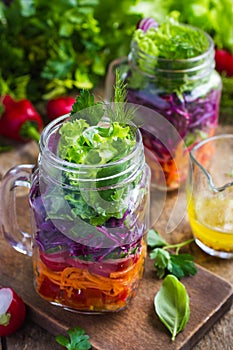 Gesund Vegetarier Salat frisch gemüse glas quietschen 